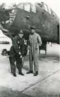 Авиация - Американский механик Энди с советским борттехником возле улетающего самолёта В-25. Аляска, 1943-1944