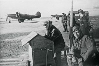 Авиация - Комдив И.П.Мазурук на командном пункте аэродрома Уэлькаль. 1943