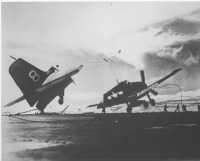 Авиация - Американский истребитель Grumman F6F-5P «Hellcat» («Хеллкэт») истребительной эскадрильи VF-23 потерпел крушение