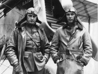 Авиация - Капитан Ловелл Смит и лейтенант Джон П.Рихтер после первой в мире дозаправки в воздухе