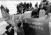 Авиация - Артисты оркестра Леонида Утесова осматривают истребитель Ла-5Ф 
