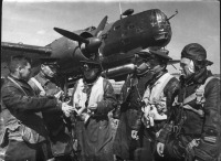Авиация - Экипажи 1-го минно-торпедного   гвардейского  авиационного полка КБФ на стоянке ДБ-3Т  уточняют боевую задачу
