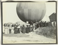 Авиация - Зрители наблюдают за подготовкой к полёту воздушного шара