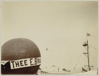 Авиация - Воздушный шар с рекламой Чай Е. Брандсма и канатоходец над ярмарочной площадью