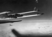 Авиация - Бомбардировщики В-17 прорываются через зенитный огонь