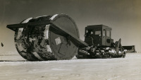 Авиация - Каток весом 2 тонны для уплотнения снега на взлетно-посадочной полосе аэродрома