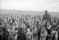 Сербия - Югославские крестьяне приветствуют советского летчика, приземлившегося на югославской территории