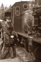 Железная дорога (поезда, паровозы, локомотивы, вагоны) - Девушка и паровоз