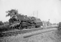 Железная дорога (поезда, паровозы, локомотивы, вагоны) - Американские солдаты рассматривают сошедший с рельсов паровоз близ г.Сен-Мало,Франция