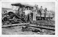 Железная дорога (поезда, паровозы, локомотивы, вагоны) - Автомобиль на жд.ходу с поездом,штат Канзас,США