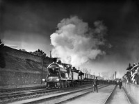 Железная дорога (поезда, паровозы, локомотивы, вагоны) - Королевский поезд с паровозом №390  типа 2-2-0  на ст.Абердин,Шотландия
