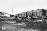 Железная дорога (поезда, паровозы, локомотивы, вагоны) - Грузовые полувагоны приспособленные для перевозки людей