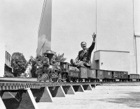 Железная дорога (поезда, паровозы, локомотивы, вагоны) - Уолт Дисней на поезде во дворе своего дома в Лос-Анджелесе