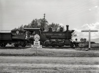 Железная дорога (поезда, паровозы, локомотивы, вагоны) - Паровоз №102  на переезде
