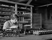 Железная дорога (поезда, паровозы, локомотивы, вагоны) - На фабрике игрушек