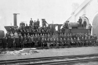 Железная дорога (поезда, паровозы, локомотивы, вагоны) - Работники депо ст.Нарва Балтийской ж.д. у паровоза Гб.158