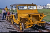 Железная дорога (поезда, паровозы, локомотивы, вагоны) - Ford M151 на железнодорожном ходу