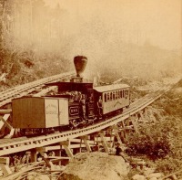 Железная дорога (поезда, паровозы, локомотивы, вагоны) - Поезд выходит из депо на зубчатой железной дороге