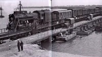 Железная дорога (поезда, паровозы, локомотивы, вагоны) - Военный эшелон на понтонном мосту через Днепр