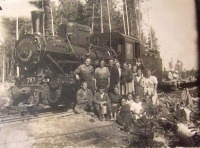 Железная дорога (поезда, паровозы, локомотивы, вагоны) - Рядом с узкоколейным паровозом