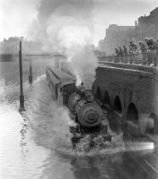 Железная дорога (поезда, паровозы, локомотивы, вагоны) - Паровоз с поездом и наводнение в Бостоне