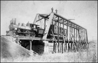 Железная дорога (поезда, паровозы, локомотивы, вагоны) - Паровоз №837 типа 2-2-0 на мосту через р.Харт Ривер близ Мандана