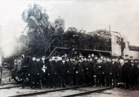 Железная дорога (поезда, паровозы, локомотивы, вагоны) - Работники депо на праздновании 1 мая у паровоза С.95