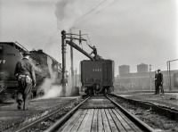 Железная дорога (поезда, паровозы, локомотивы, вагоны) - Женщина-железнодорожник  обеспечивает  водой паровоз