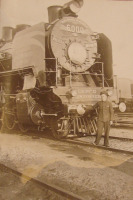 Железная дорога (поезда, паровозы, локомотивы, вагоны) - Машинист В.И.Болонин у своего паровоза СО18-3100