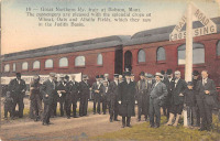 Железная дорога (поезда, паровозы, локомотивы, вагоны) - Пассажиры у вагона поезда Грейт Нортен в Хобсоне, Монтана