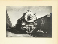 Железная дорога (поезда, паровозы, локомотивы, вагоны) - Локомотив N. 2522 ранним утром на железнодорожной станции в США