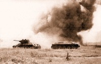 Войны (боевые действия) - Ремонтники эвакуируют подбитый Т-34 под огнем противника.