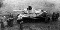 Войны (боевые действия) - Немецкие саперы разминируют дорогу перед трофейным Т-34. Осень 1941 года