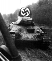 Войны (боевые действия) - Трофейный Т-34 на лесной дороге под Москвой. Поздняя осень 1941 года.