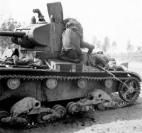 Войны (боевые действия) - Погибшие советские танкисты и бойцы танкового десанта. Танк – Т-26.