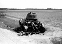 Войны (боевые действия) - Танк Т-26 и погибшие красноармейцы.