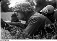 Войны (боевые действия) - Немецкий десантник с ранцевым огнемётом Flammenwer