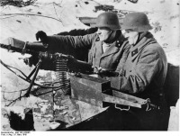 Войны (боевые действия) - Два старика из Фолькштурма пытаются защищать  Кёнигсберг. март 1945 года.
