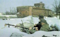 Войны (боевые действия) - Немецкий пулеметный расчет на позиции у крепостной стены перед водяным рвом. 1945 год