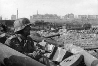 Войны (боевые действия) - Немецкий солдат с советским ППШ, Сталинград, весна 1942.