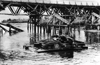 Войны (боевые действия) - Немецкие солдаты форсируют реку на плавающем танке, Россия, 3 августа, 1942 года.