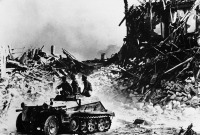 Войны (боевые действия) - Немецкий бронеавтомобиль в Севастополе, 4 августа 1942 года.