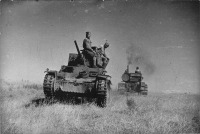 Войны (боевые действия) - Советские солдаты буксируют захваченный немецкий танк Pz.Kpfw.38(t) с помощью трактора С-6