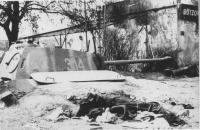 Войны (боевые действия) - Убитый немецкий солдат возле башни от танка Pz.Kpfw.V 