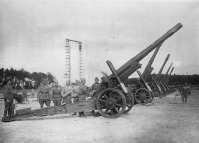 Войны (боевые действия) - Батарея 136-й Армейской пушечной артиллерийской бригады готовится к выстрелу по г.Берлину