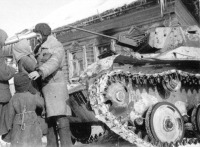 Войны (боевые действия) - Жители деревни под Сталинградом встречают экипаж легкого танка Т-60 из состава советских войск-освободителей.