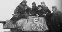 Войны (боевые действия) - Танкисты 24-го советского ТК на броне Т-34 во время ликвидации окруженных под Сталинградом немецких войск.