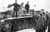 Войны (боевые действия) - Советские солдаты достают из подбитого немецкого танка Pz.Kpfw. III утеплённую (караульную) немецкую обувь. Сталинград, ноябрь 1942 год