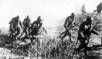 Войны (боевые действия) - Перемещение солдат советской стрелковой дивизии под Сталинградом. 1942 год.