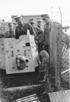 Войны (боевые действия) - Немецкий генерал осматривает трофейное советское противотанковое орудие
